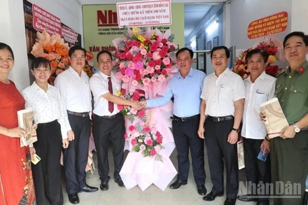 Đồng chí Võ Tấn Đức, Phó Bí thư Tỉnh ủy, Chủ tịch Ủy ban nhân dân tỉnh Đồng Nai tặng lẵng hoa chúc mừng Văn phòng đại diện Báo Nhân Dân tại Đồng Nai.