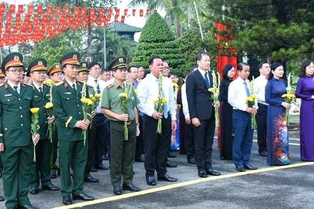 Các đồng chí lãnh đạo tỉnh Đồng Nai và đại biểu viếng Nghĩa trang liệt sĩ nhân kỷ niệm 80 năm Cách mạng Tháng Tám và Quốc khánh 2/9.