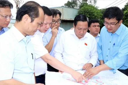 Đoàn đại biểu Quốc hội tỉnh Đồng Nai khảo sát việc sử dụng đất, công tác chuyển đổi công năng tại Khu công nghiệp Biên Hòa 1.