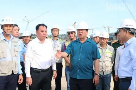 Bộ trưởng Xây dựng Trần Hồng Minh và lãnh đạo tỉnh Đồng Nai kiểm tra tại dự án sân bay quốc tế Long Thành.