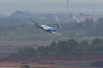 Máy bay Beechcraft KingAir 300 series bay hiệu chuẩn tại sân bay Long Thành.