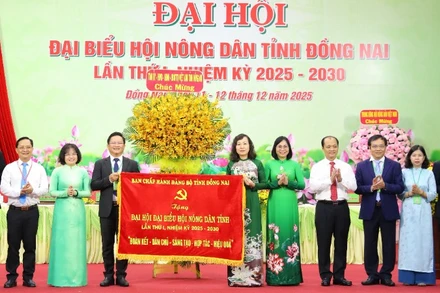 Lãnh đạo tỉnh Đồng Nai trao bức trướng của Ban Chấp hành Đảng bộ tỉnh tặng Đại hội đại biểu Hội Nông dân tỉnh lần thứ I, nhiệm kỳ 2025-2030.