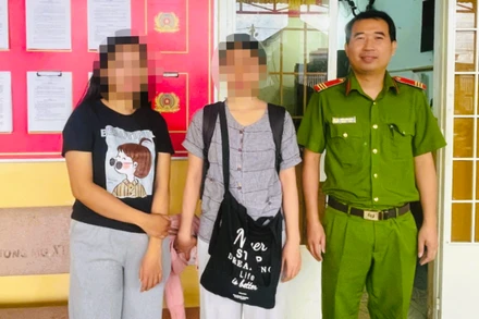 Công an phường Xuân Lập đã bàn giao chị O. (đứng giữa) cho gia đình.