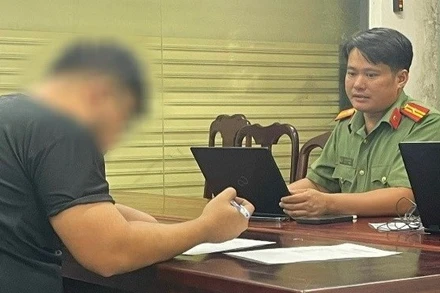 Cán bộ Phòng An ninh mạng và phòng chống tội phạm sử dụng công nghệ cao Công an tỉnh Đồng Nai làm việc với ông N.Đ.H.V.