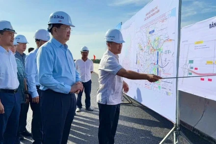 Đại diện chủ đầu tư dự án báo cáo tiến độ với Phó Thủ tướng Chính phủ Mai Văn Chính.