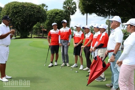 Ông Jim Thorpe giao lưu với các golfer trẻ Việt Nam.