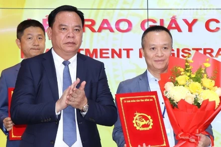 Phó Bí thư Tỉnh ủy, Chủ tịch Ủy ban nhân dân tỉnh Đồng Nai Võ Tấn Đức trao Giấy chứng nhận đầu tư cho một nhà đầu tư FDI.