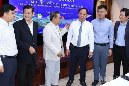 Lãnh đạo tỉnh Đồng Nai trao đổi với các chuyên gia, nhà khoa học tại hội thảo.