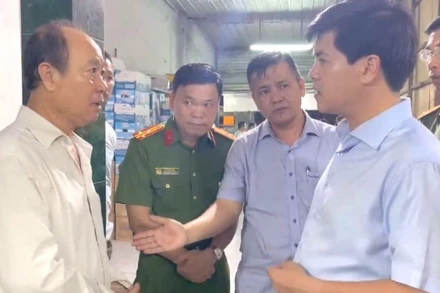 Thiếu tướng Nguyễn Đức Hải (trái), Giám đốc Công an tỉnh Đồng Nai đến khu vực hiện trường - nơi các lực lượng điều tra, truy bắt nghi can gây án.