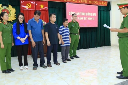 Cơ quan Cảnh sát điều tra đọc quyết định khởi tố, bắt tạm giam 4 đối tượng.