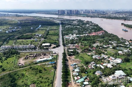 Đường Hương lộ 2 kết nối tỉnh Đồng Nai với Thành phố Hồ Chí Minh.