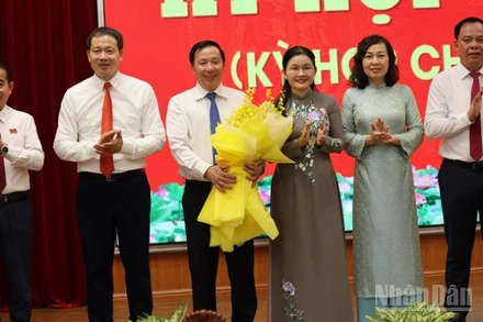 Các đồng chí trong tập thể Thường trực Tỉnh ủy Đồng Nai chúc mừng đồng chí Nguyễn Văn Út được bầu giữ chức Chủ tịch Ủy ban nhân dân tỉnh.