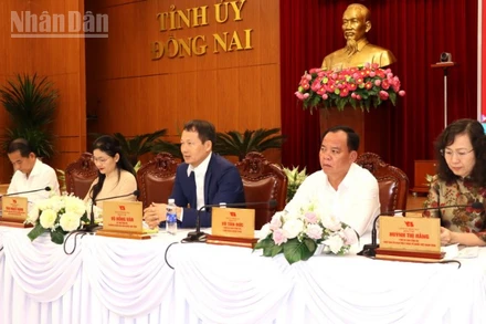 Các đồng chí trong tập thể Thường trực Tỉnh ủy Đồng Nai chủ trì buổi gặp mặt.