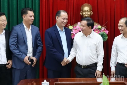 Chủ tịch Ủy ban nhân dân tỉnh Đồng Nai Nguyễn Văn Út tiếp lãnh đạo Công ty cổ phần Tập đoàn năng lượng Việt Sin.