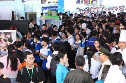 Ngày hội việc làm sân bay Long Thành thu hút khoảng 10 nghìn người tham gia.