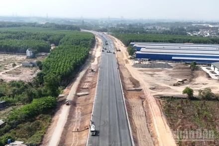 Thi công thảm nhựa dự án cao tốc Biên Hòa-Vũng Tàu, đoạn qua địa bàn tỉnh Đồng Nai.