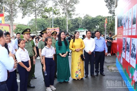 Các đại biểu tham quan triển lãm.