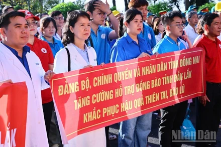 Các thành viên Đoàn là cán bộ nhân viên y tế trước lúc lên đường hỗ trợ người dân tỉnh Đắk Lắk khắc phục hậu quả do thiên tai.