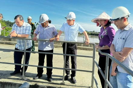 Phó Chủ tịch Ủy ban nhân dân tỉnh Đồng Nai Nguyễn Thị Hoàng (thứ 2 từ phải qua) kiểm tra vận hành Nhà máy Thủy điện Phú Tân 2.