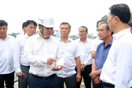 Phó Chủ tịch Ủy ban nhân dân tỉnh Đồng Nai Hồ Văn Hà (đội mũ) trao đổi với các đơn vị liên quan tại buổi kiểm tra.