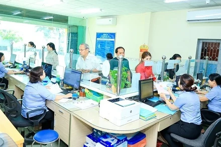 Người dân làm thủ tục đăng ký nước sạch tại Bộ phận một cửa Công ty cổ phần Cấp nước Đồng Nai. 