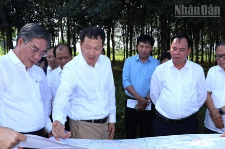 Lãnh đạo Tỉnh ủy, Ủy ban nhân dân tỉnh Đồng Nai khảo sát khu vực quy hoạch đô thị sân bay Long Thành.