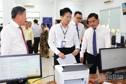 Các đồng chí Ủy viên Ban Thường vụ Tỉnh ủy Đồng Nai kiểm tra việc vận hành thử nghiệm tại phường Phước Tân.