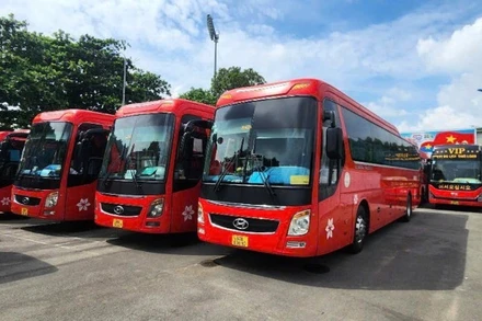 Các xe ô-tô được sử dụng để đưa, đón cán bộ từ Bình Phước sang Đồng Nai làm việc.