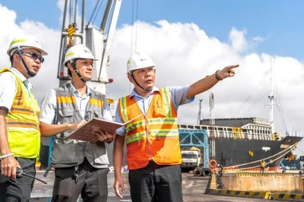 Nhân viên Cảng Đồng Nai điều phối xếp dỡ hàng hóa.