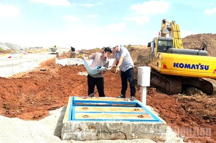 Kỹ sư, nhân viên Công ty cổ phần Cấp nước Đồng Nai kiểm tra hạng mục cuối cùng đồng hồ tổng để cấp nước cho sân bay quốc tế Long Thành trong ngày 18/12.