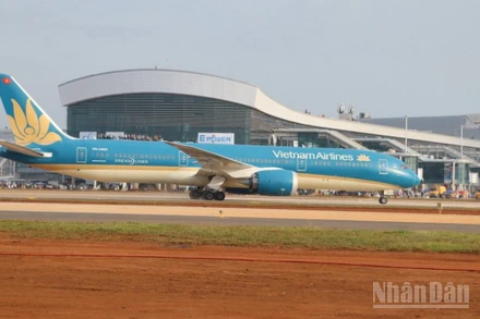 Máy bay đầu tiên hạ cánh tại sân bay Long Thành.