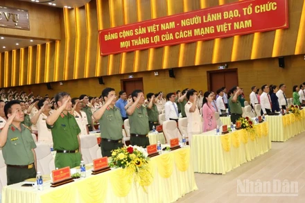 Các đại biểu thực hiện lễ chào cờ tại Đại hội.