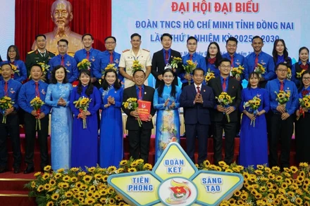 Các đồng chí lãnh đạo tỉnh Đồng Nai và Ban Bí thư Trung ương Đoàn chúc mừng Ban Chấp hành Tỉnh đoàn Đồng Nai ra mắt tại Đại hội.