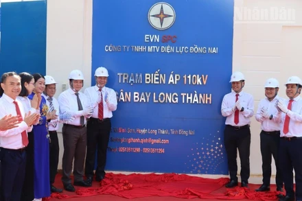 Các đại biểu thực hiện nghi thức khánh thành Trạm biến áp 110kV sân bay Long Thành và đường dây đấu nối.