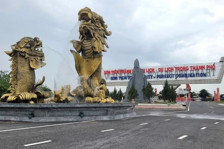 Đường bên trong Khu du lịch Sơn Tiên, thành phố Biên Hòa, tỉnh Đồng Nai.