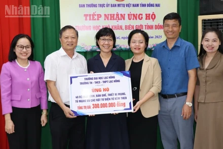 Đại diện Ủy ban Mặt trận Tổ quốc Việt Nam tỉnh Đồng Nai cùng Sở Giáo dục và đào tạo tiếp nhận bảng tượng trưng số máy vi tính, dụng cụ học tập.