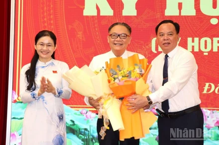 Lãnh đạo Tỉnh ủy, Ủy ban nhân dân tỉnh Đồng Nai tặng hoa chúc mừng ông Nguyễn Kim Long.