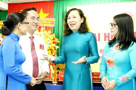 Đồng chí Huỳnh Thị Hằng, Phó Bí thư Tỉnh ủy, Chủ tịch Ủy ban Mặt trận Tổ quốc Việt Nam tỉnh Đồng Nai (thứ ba từ trái qua) trao đổi với cán bộ phường Long Hưng.