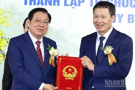 Đồng chí Phan Đình Trạc, Ủy viên Bộ Chính trị, Bí thư Trung ương Đảng, Trưởng Ban Nội chính Trung ương trao quyết định cho đồng chí Vũ Hồng Văn, Bí thư Tỉnh ủy, Trưởng Đoàn đại biểu Quốc hội tỉnh Đồng Nai.