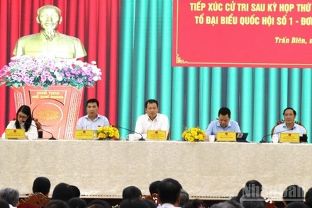 Các đại biểu Quốc hội Tổ số 1 Đoàn đại biểu Quốc hội tỉnh Đồng Nai tiếp xúc cử tri tại phường Trấn Biên, tỉnh Đồng Nai.