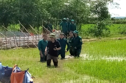 Lãnh đạo xã Phú Hòa cùng lực lượng chức năng hỗ trợ người dân đắp bờ bao chống ngập diện tích lúa do nước sông La Ngà dâng cao vào tháng 11.