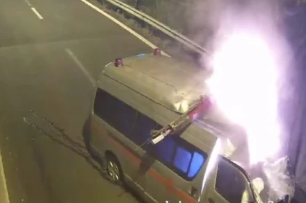 Sau cú va chạm xe cứu thương bốc cháy dữ dội.