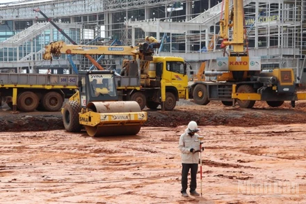 Công nhân thi công tại công trường dự án đầu tư xây dựng sân bay Long Thành.