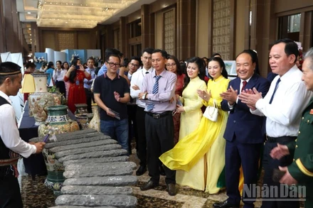 Các đại biểu xem biểu diễn đàn đá trước giờ khai mạc đại hội.