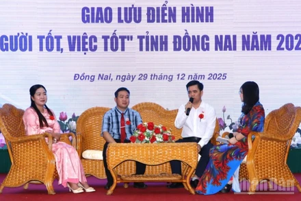 Các gương điển hình giao lưu những cách làm hay, kinh nghiệm quý tại hội nghị.