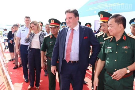 Thượng tướng Hoàng Xuân Chiến cùng Đại sứ Đặc mệnh toàn quyền Hợp chúng quốc Hoa Kỳ tại Việt Nam Marc Evans Knapper tại sự kiện ở sân bay Biên Hòa sáng 15/9.