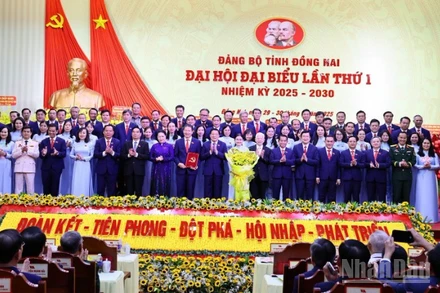 Đồng chí Phan Đình Trạc và các đồng chí nguyên lãnh đạo Đảng, Nhà nước chúc mừng Ban Chấp hành Đảng bộ tỉnh Đồng Nai nhiệm kỳ 2025-2030 ra mắt.