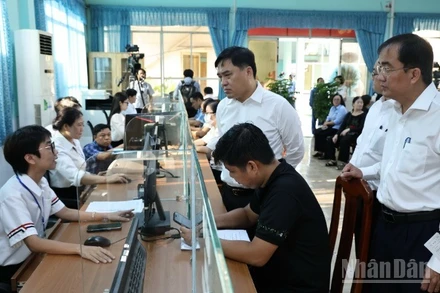 Lãnh đạo phường Trấn Biên kiểm tra việc giải quyết thủ tục tại Trung tâm phục vụ hành chính công.