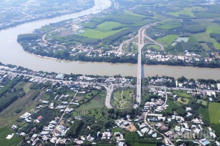 Cầu Thủ Biên bắc qua sông Đồng Nai, kết nối Đồng Nai và Thành phố Hồ Chí Minh.