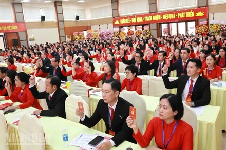 Các đại biểu tham gia biểu quyết tại Đại hội đại biểu Đảng bộ phường Trấn Biên, nhiệm kỳ 2025-2030.